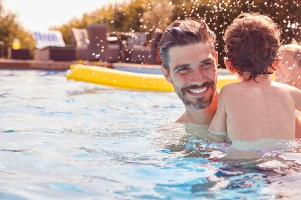 Familie Mit Jungem Sohn Hat Spaß Mit Schlauchboot Sommerurlaub Freibad — Stockfoto