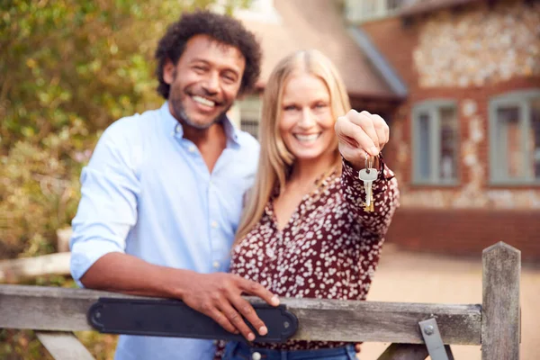 Porträtt Upphetsade Par Gate Holding House Nycklar Utanför Nytt Hem — Stockfoto