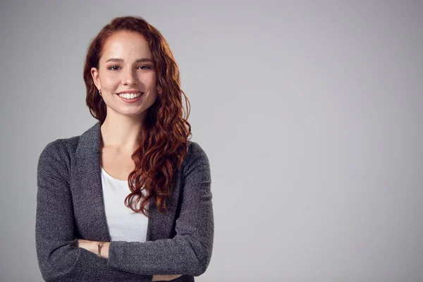 Studio Portret Van Lachende Jonge Zakenvrouw Met Gevouwen Armen Tegen — Stockfoto