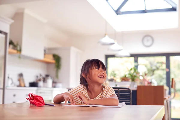 Giovane Asiatico Ragazza Casa Scolarizzazione Lavoro Tavola Cucina Scrittura Libro — Foto Stock