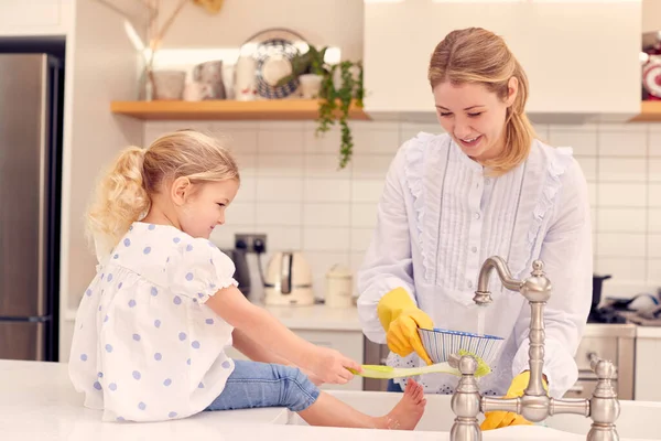 Madre Figlia Having Divertimento Cucina Fare Lavaggio Lavandino Insieme — Foto Stock