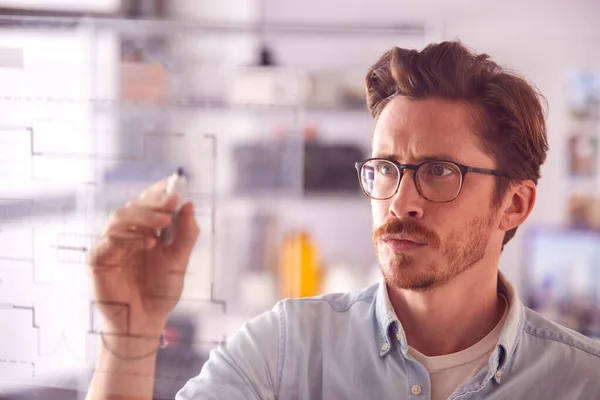 Arquitecto Masculino Oficina Tomando Notas Sobre Proyecto Construcción Pantalla Transparente — Foto de Stock