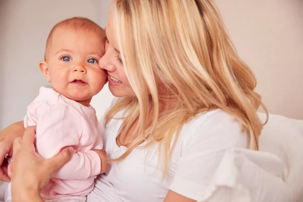 Yatakta Anne Sevmek Pijama Giyip Bebek Kızıyla Oyun Oynamak — Stok fotoğraf