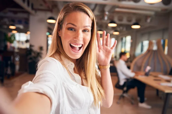 Πορτρέτο Της Νεαρής Επιχειρηματία Λαμβάνοντας Selfie Στο Κινητό Τηλέφωνο Στο — Φωτογραφία Αρχείου