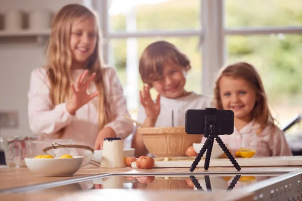 Barn Pyjamas Göra Pannkakor Kök Hemma Vlogging Mobiltelefon — Stockfoto