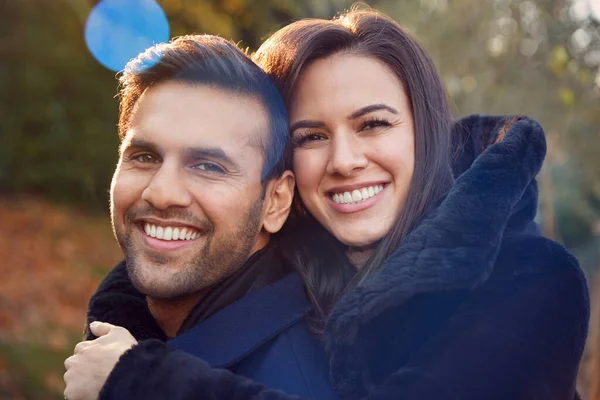 Retrato Pareja Joven Cariñosa Abrazándose Aire Libre Otoño Invierno Campo Imagen de stock