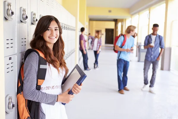 Studente donna in piedi da armadietti — Foto Stock