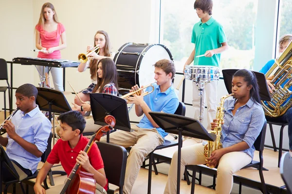 Schüler spielen Musikinstrumente — Stockfoto