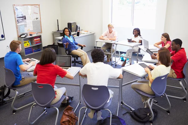 Estudiantes que participan en la discusión en grupo — Foto de Stock