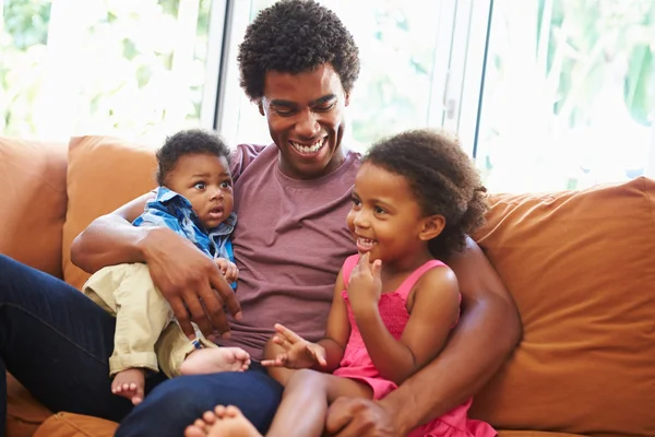 Padre con hijos pequeños —  Fotos de Stock