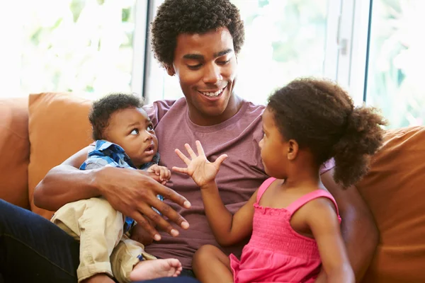 Vader met jonge kinderen — Stockfoto