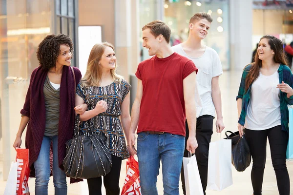 Grupp Unga Vänner Shopping I Mall Tillsammans — Stockfoto