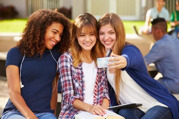 Studenti di sesso femminile che prendono selfie su Campus — Foto Stock