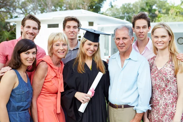 Estudante e família celebrando a graduação — Fotografia de Stock