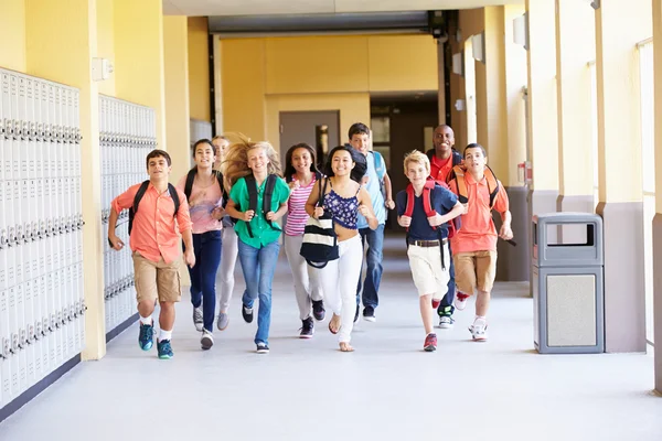 Gruppo di studenti che corrono lungo il corridoio — Foto Stock