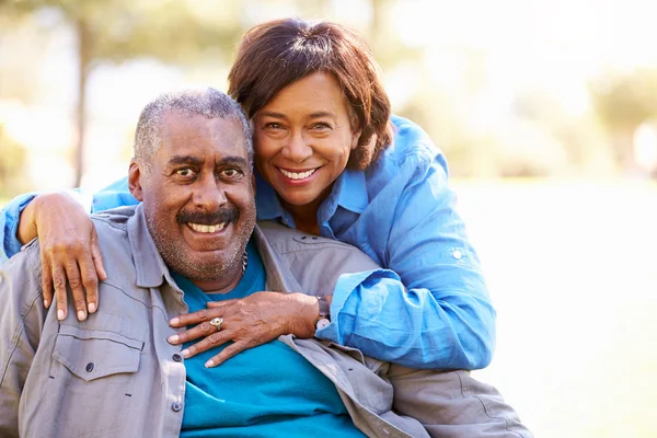 Portrait extérieur de couple aîné aimant — Photo