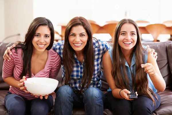 Группа женщин, сидящих на диване и смотрящих спорт вместе — стоковое фото