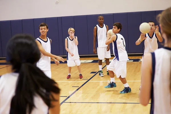 Estudiantes jugando a Dodge Ball en el gimnasio —  Fotos de Stock