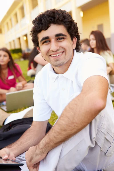 Estudantes estudando no campus — Fotografia de Stock