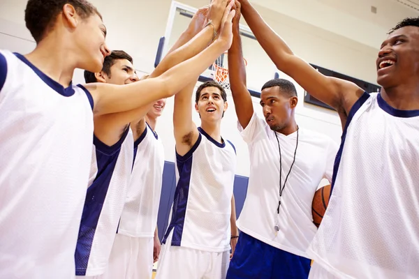 Equipe de basquete conversando com o treinador — Fotografia de Stock