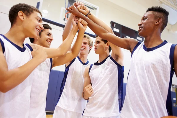 Equipe de basquete conversando com o treinador — Fotografia de Stock