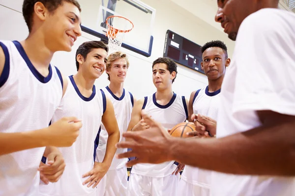 Equipe de basquete conversando com o treinador — Fotografia de Stock