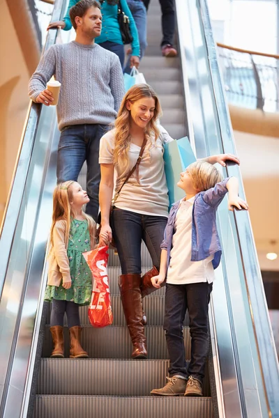 Anne ve çocuk alışveriş alışveriş merkezinde yürüyen merdiven üzerinde — Stok fotoğraf