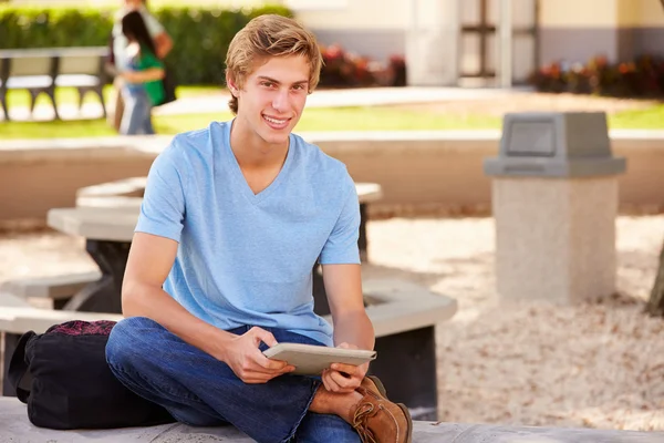 Estudante masculino usando tablet digital — Fotografia de Stock