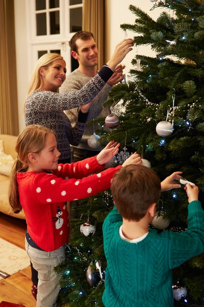 Familie schmückt Weihnachtsbaum — Stockfoto