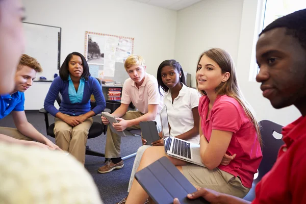 Schüler nehmen an Gruppendiskussion teil — Stockfoto