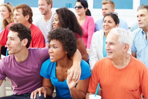 Menigte van toeschouwers kijken buiten sportevenement — Stockfoto