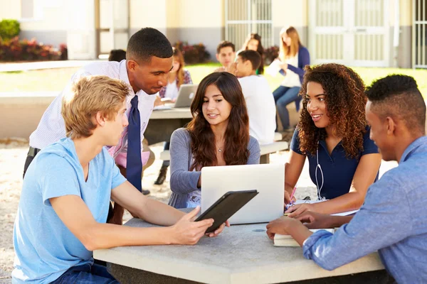 Étudiants travaillant avec un enseignant — Photo