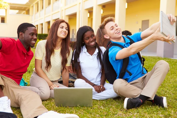 Estudiantes tomando selfie con tableta digital — Foto de Stock