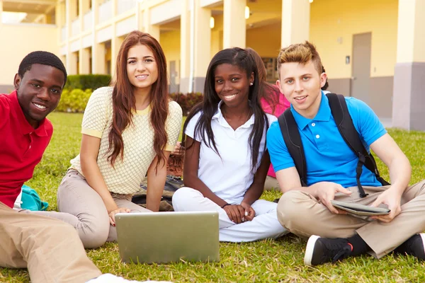 Studenti studující na koleji — Stock fotografie