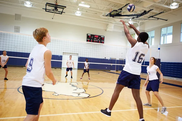 Partido de voleibol en el gimnasio —  Fotos de Stock