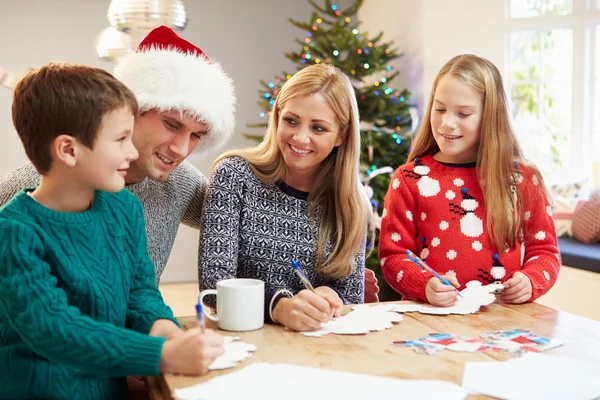 Vánoční přání rodiny psaní dohromady — Stock fotografie