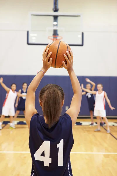 Cesta de tiro do jogador de basquete feminino — Fotografia de Stock