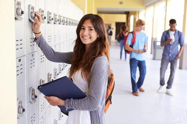 Kobiet student otwarcia szafki — Zdjęcie stockowe