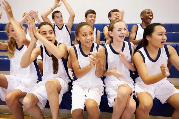 Espectadores assistindo Basquete Equipe Match — Fotografia de Stock