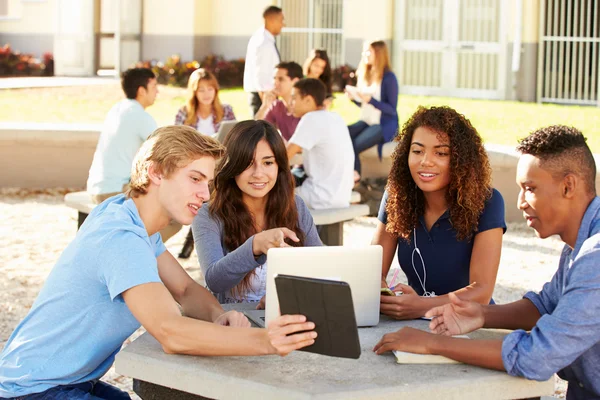 Students Hanging Out On Campus — Stock Photo, Image