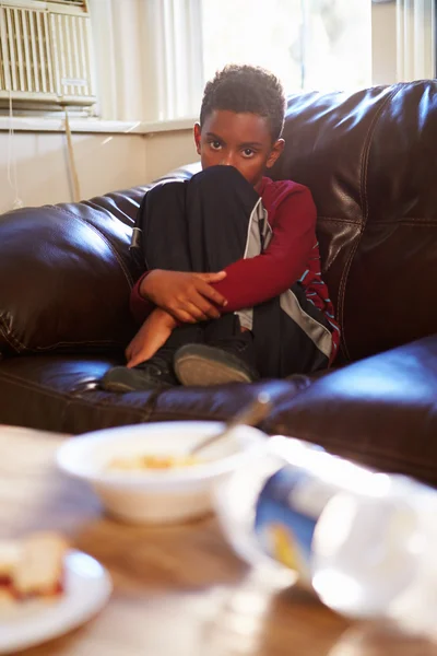 Unglücklicher Junge sitzt auf Sofa — Stockfoto