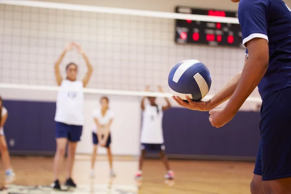 Partita di pallavolo in palestra — Foto Stock