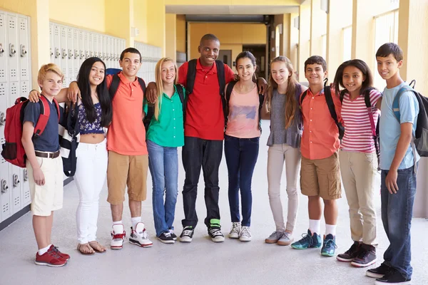 Groep studenten permanent In Corridor — Stockfoto