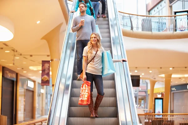 Shopperin auf Rolltreppe in Einkaufszentrum — Stockfoto
