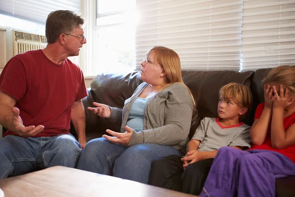 Famille assise sur canapé — Photo