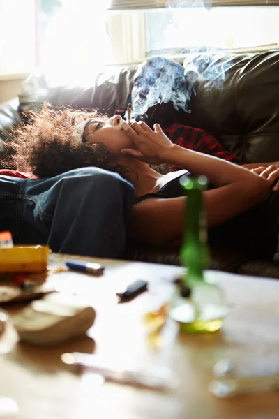 Casal tomando drogas em casa juntos — Fotografia de Stock