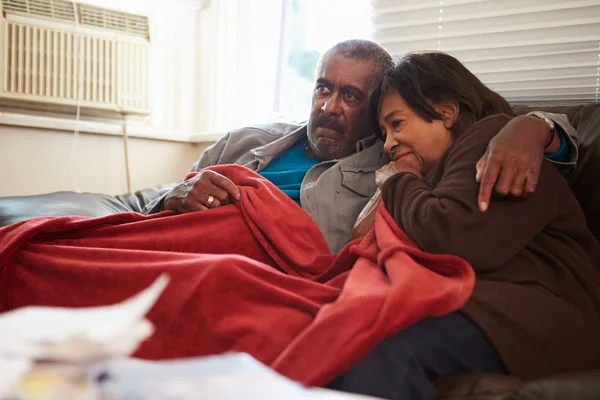 Senior paar probeert te houden Warm onder deken thuis — Stockfoto