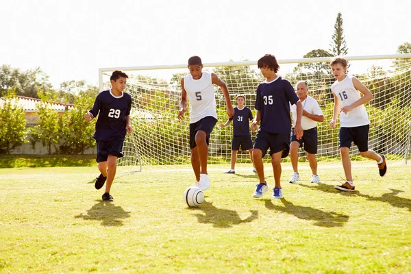 Medlemmar av manliga fotboll spela match — Stockfoto