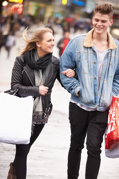 Junges Paar geht gemeinsam im Freien shoppen — Stockfoto