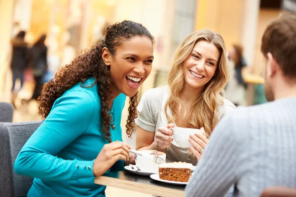 Groupe De Jeunes Amis Réunion Dans Café — Photo